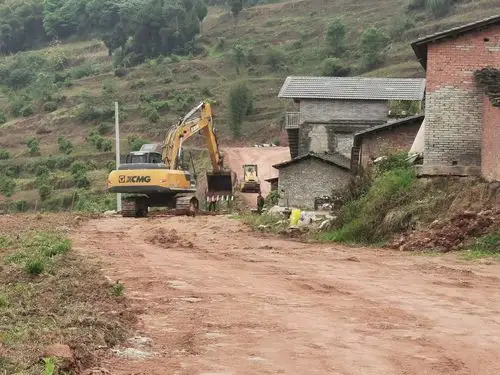 道路拓宽硬化施工现场  记者 冉富月 摄