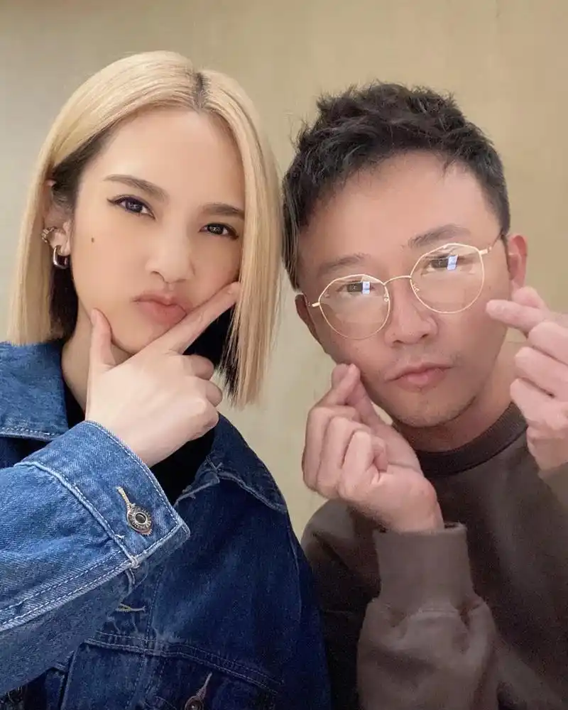杨丞琳与男友人贴头合影遭吐槽李荣浩呢