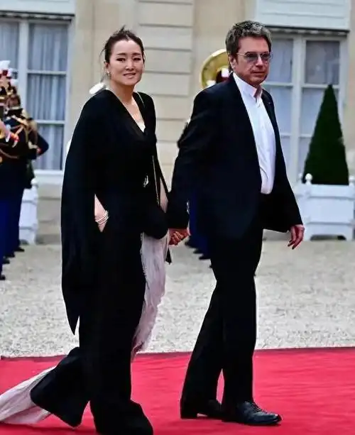 巩俐一袭黑色衣服亮相,展现出高挑身材,75岁老公-米歇尔雅尔依然保持