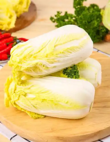 木板上放着高山娃娃菜