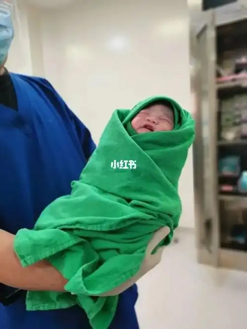 图一刚出生的婴儿丑萌丑萌的