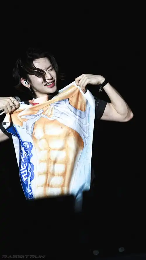 时间花在音乐上##小鬼王琳凯音乐节露58块腹肌##小鬼王琳凯音乐节