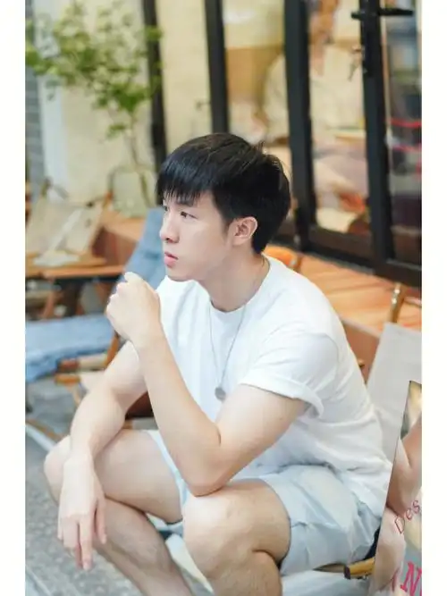 广东靓仔暴雨天喝咖啡的标配