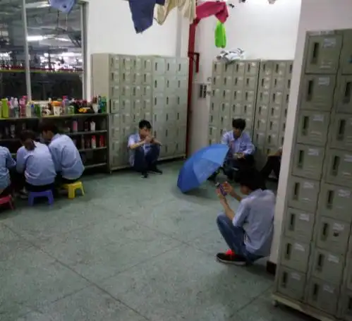 夜间,实拍车间工人的夜班生活,熬了心血的工资