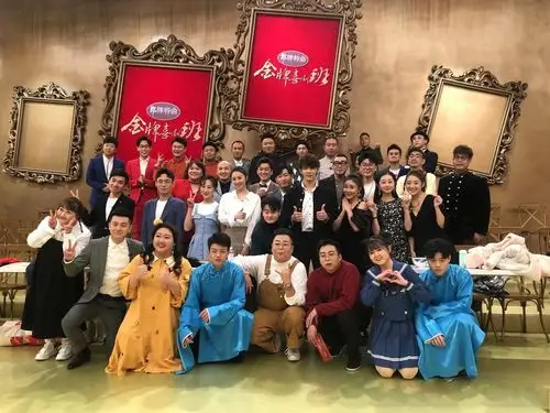 金牌喜剧班调侃郭德纲身高的金铭就是宋祖儿十多年后的模板