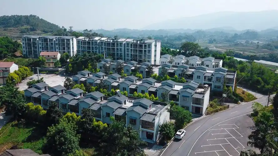 正文近年来,璧山区八塘镇围绕美丽乡村建设对农居外立面进行风貌改造