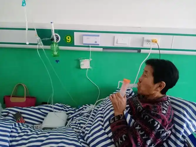 患者正在加氧雾化吸入治疗
