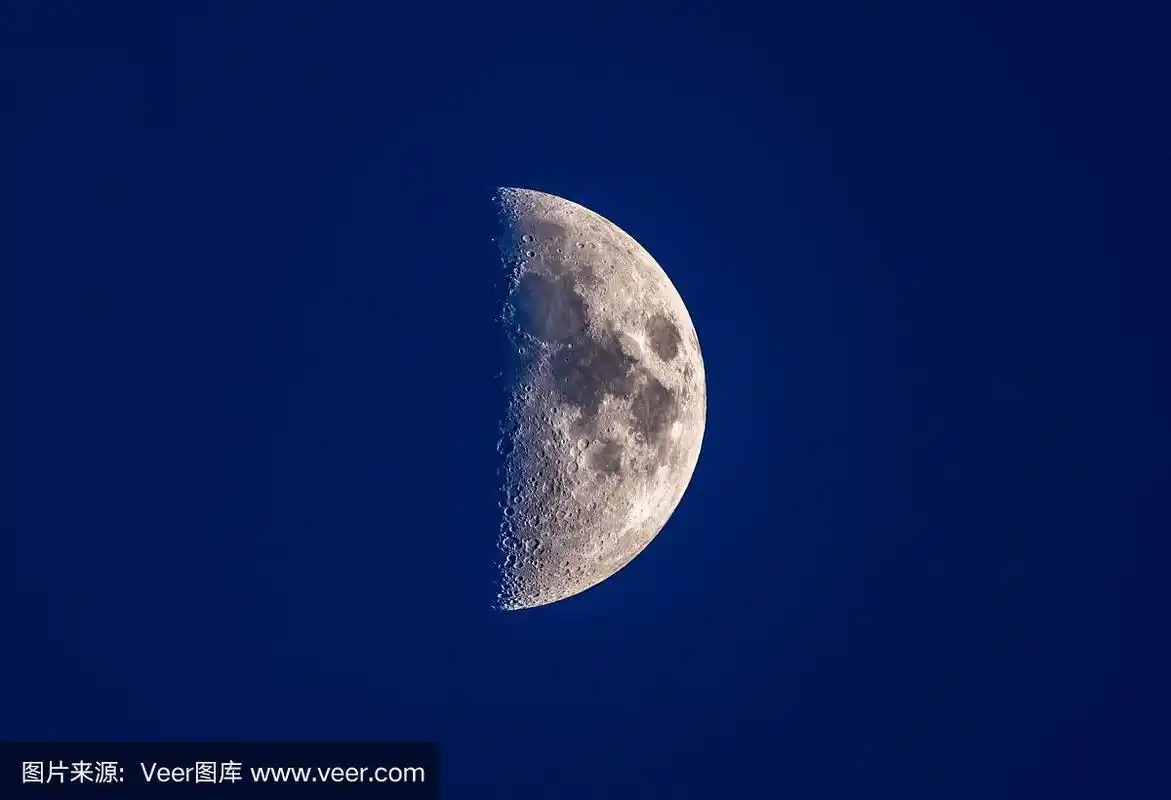 蓝色夜空中的半月形月亮