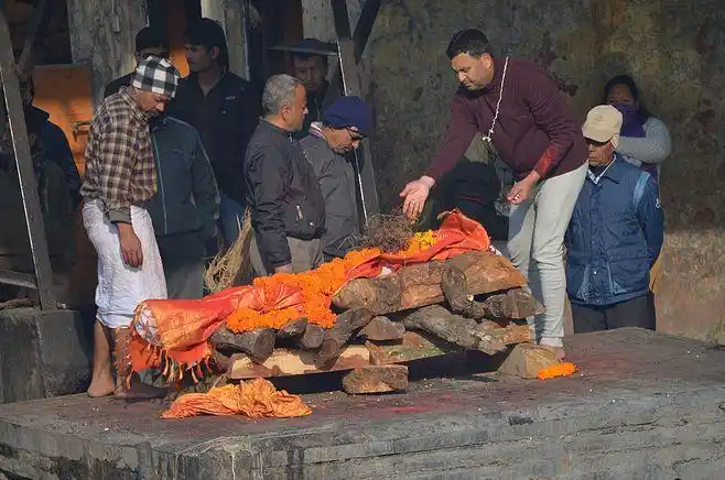 烧尸,在印度教神庙前进行