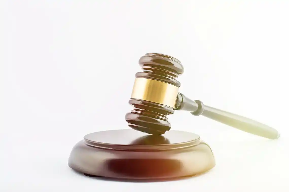 白背景上的法槌,法律权威概念图片.