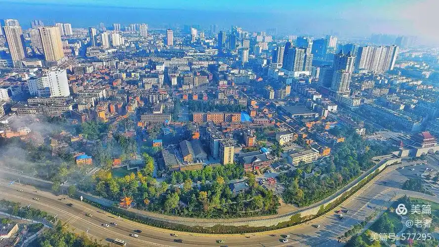 航拍曲靖市区南城门