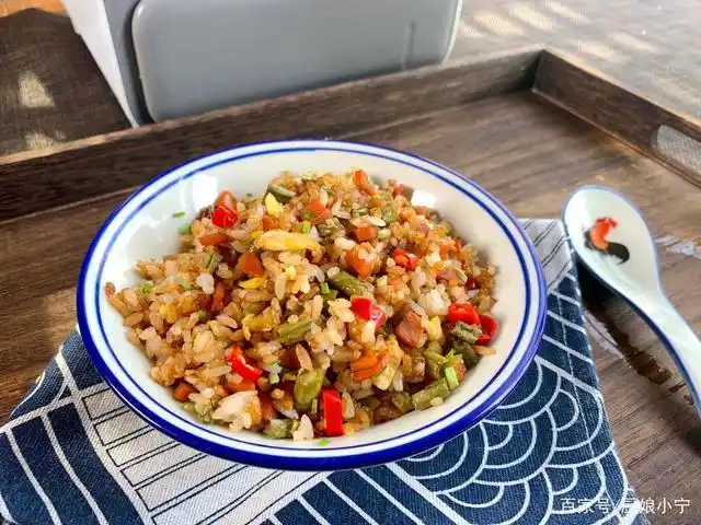 看,我们的酸豆角炒饭就做好了,米饭粒粒分明,酱油均匀的沾满每一粒