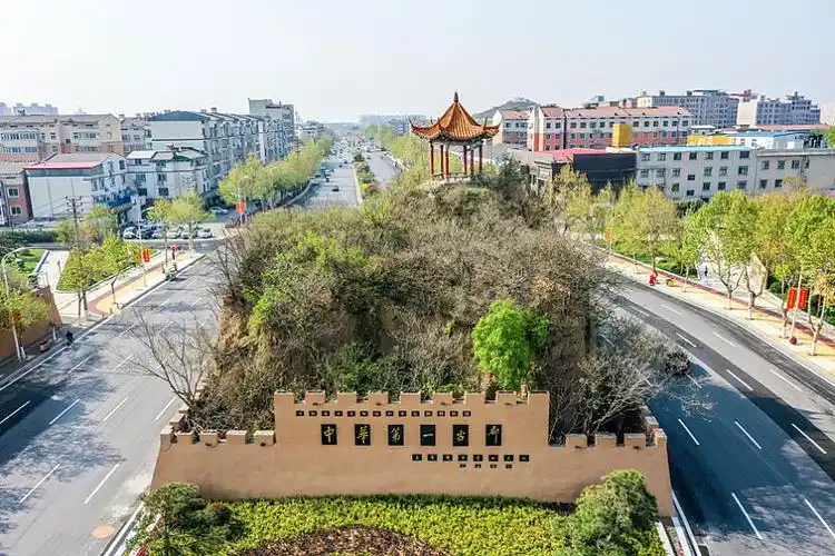 航拍河南郑州新郑郑韩故城遗址公园古城墙