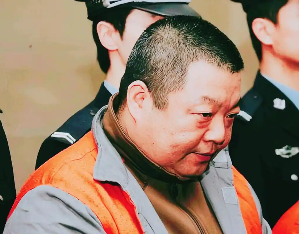 成龙为了平息事端,请臧天朔到昆仑饭店吃饭,不料臧天朔直接把酒桌掀翻