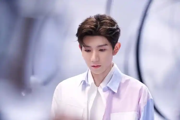 王源创作专辑whim篇发布一场夺目的仲夏奇想一起去听疯人公园