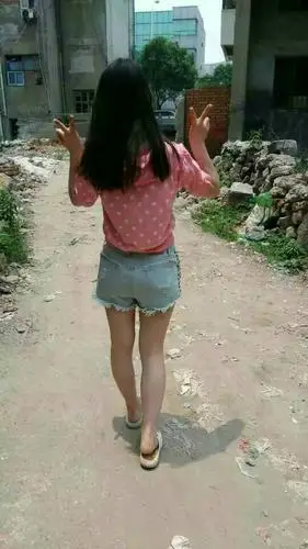 听说可以从走路的姿势看出女孩和女人的区别.那么这是女孩还是?