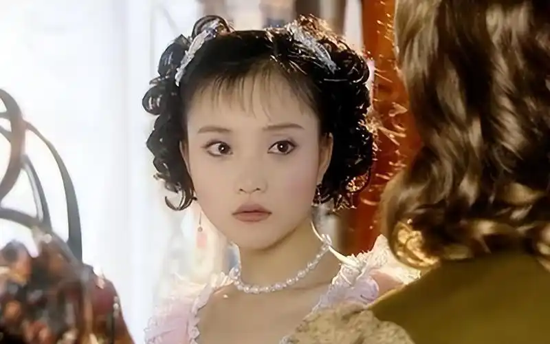 没过多久,在2002年拍摄古装剧《十三格格》时,李小璐就与同剧男主角