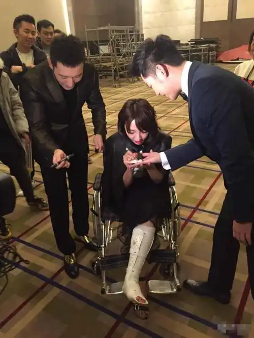 陈羽凡锁骨骨折 白百合左腿骨折(组图)