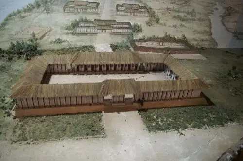 这是殷商时期都城王宫的复原图在公元前500年更早些时候的殷朝,人类