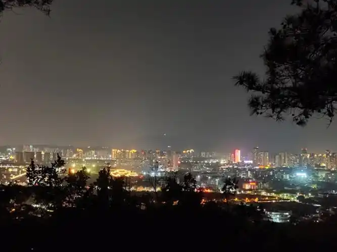 晚上的清源山,乌漆麻黑爬了一个小时终于看见夜景不会再嚷着去了羊了