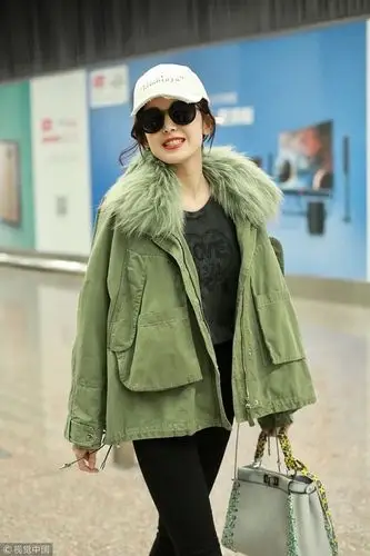 2月19日,#古力娜扎# 身着军绿色毛领外套配破洞裤现身北京首都国际