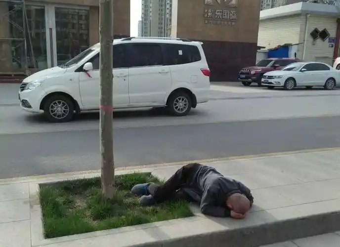 1男子倒在地上!