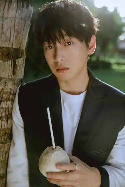 彭昱畅银灰色西装鲨我彭彭看起来瘦了很多啊越来越帅了