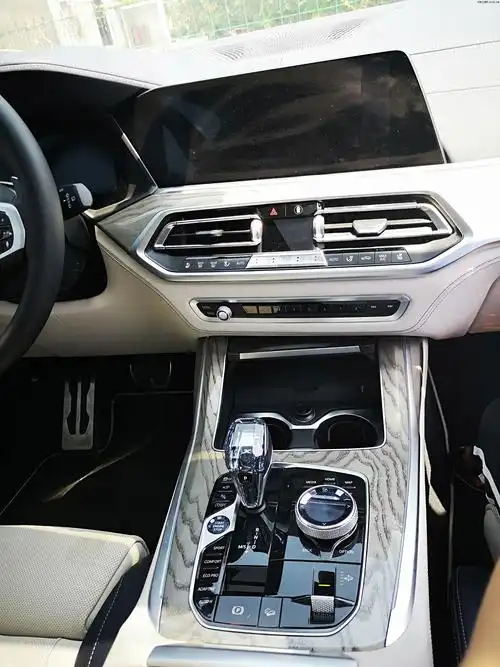 新一代宝马领军车型x7荣耀上市最新配置解析