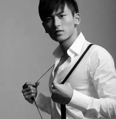 张哲瀚曾参加《家有好男儿》节目表演了宽衣解带,一展张哲瀚胸肌,那上