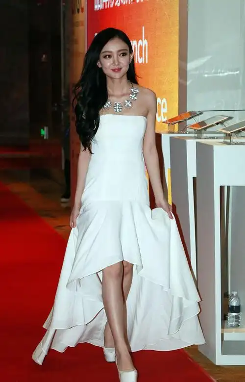 美女歌手汪小敏,白色长裙配上防水台高跟鞋美出新境界