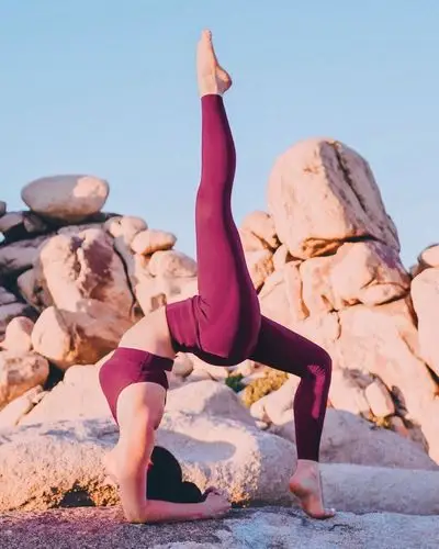 孙俪小师妹袁冰妍,置身绿植中拍清新写真,大长腿太迷人