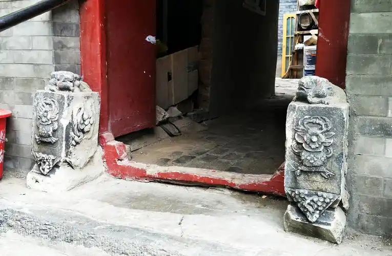 过去,文官家庭用方形门墩儿,因为外形像书箱,取书香门第之意