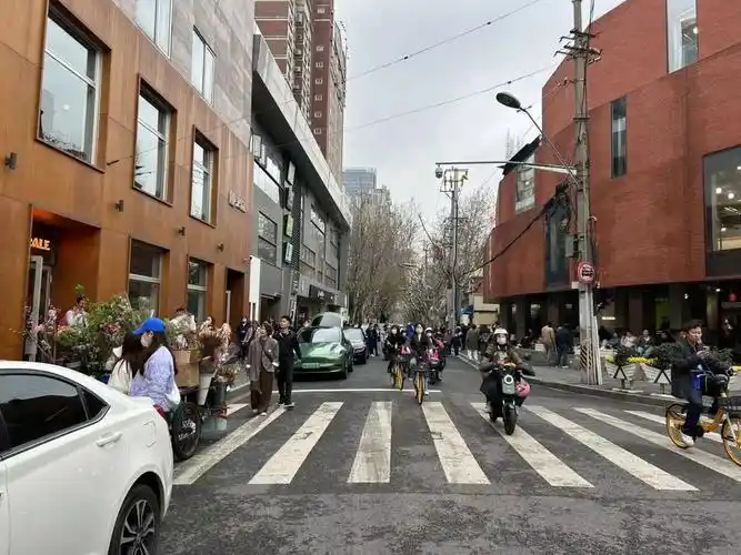 安福路上游客多,停靠车辆也多.