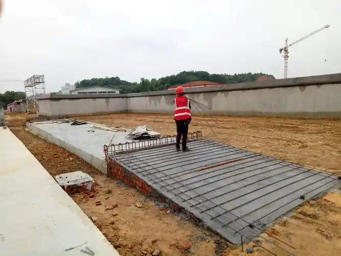 地磅两端钢筋绑扎完成(钢筋工1人)