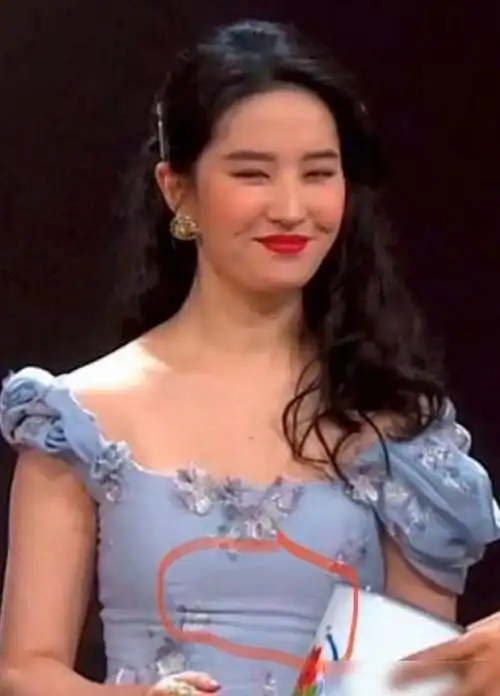 刘亦菲怎么胖成这样了麒麟臂小肚腩礼裙绷不住粉丝直呼快减肥