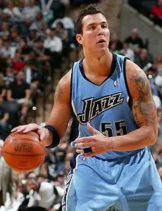 p>拉菲尔·阿劳约(rafael araujo),1980年8月12日出生于巴西 a