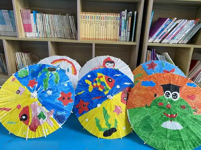 彩绘童趣伞上生花手绘油纸伞被请进浏阳一小学课堂