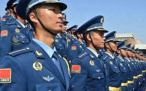 将空军蓝标榜到极致美国空军士兵用的步枪都是蓝色