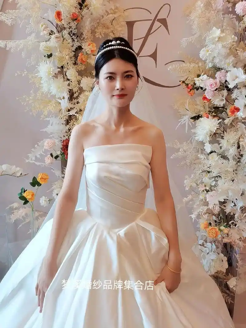 韩式缎面主婚纱,简单大气