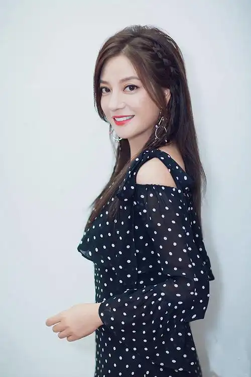 赵薇侧辫发型美成少女 灵动与妩媚兼具