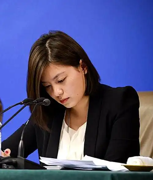 最漂亮外交官张京,38岁气质和穿着独一无二,尽显高贵大方