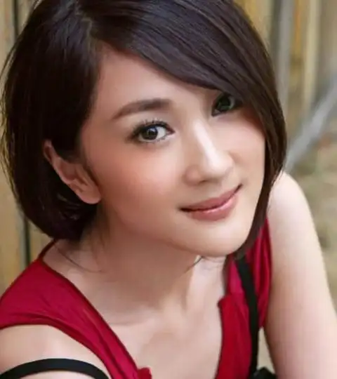 她跟黄晓明是同学,出道至今20年,出演的角色却比她本人还红