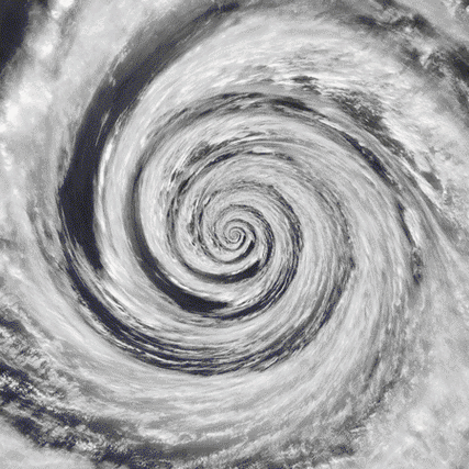 原来,当你洗澡的时候,莲蓬头喷出的水使浴帘里的空气形成了漩涡,就