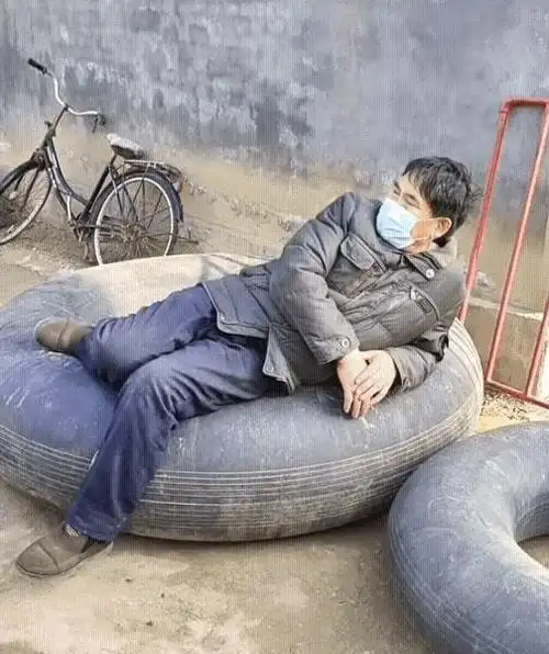 大衣哥被批作秀邋里邋遢躺在废轮胎上晒太阳满身尘土不嫌脏