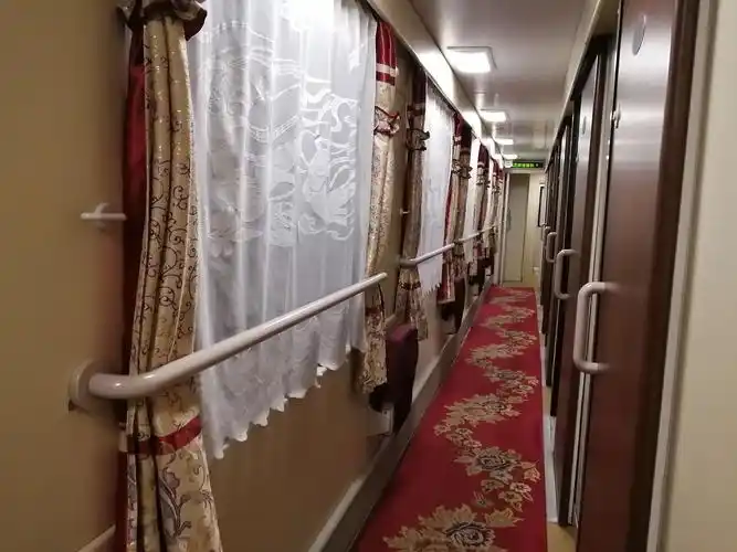 乘上z216火车,傍晚18:36驶出上海,软卧车厢睡一晚,次日中午到达甘肃