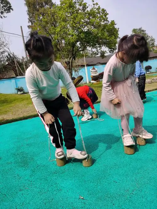 辰阳街道公办幼儿园中一班户外活动《踩高跷》