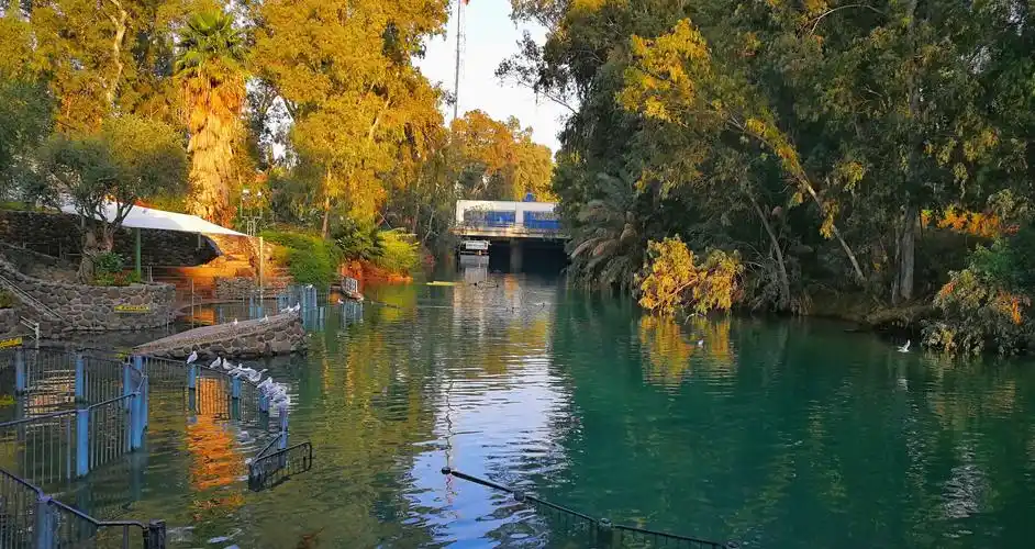 约旦河,源于叙利亚内的赫尔蒙山,向南流经以色列,在约旦境内注入