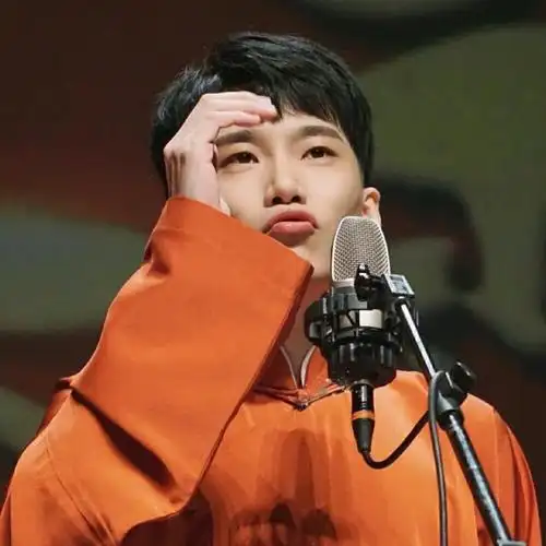 何九华嘟嘴头像橙色大褂