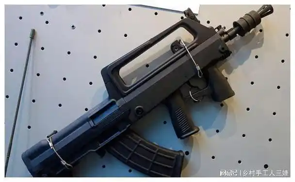 qbz-95b是qbz-95突击步枪的一种更轻和更紧凑的型号.