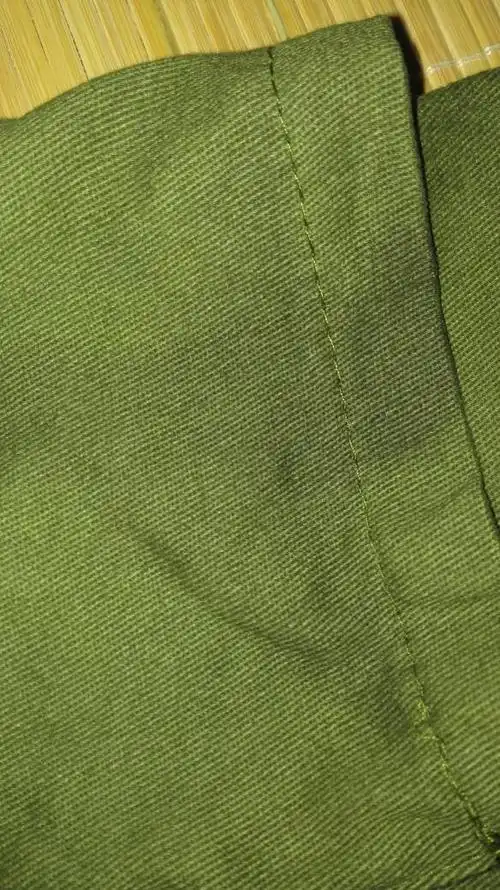 新买的军绿色衣服,有的地方竟然有像油似的东西,怎么洗也洗不掉,怎么